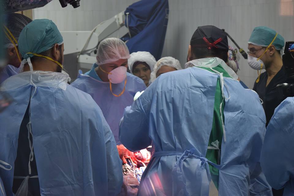 رئيس جامعة سوهاج يشارك في حضور عملية جراحية بقسم التجميل
