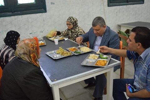 رئيس جامعة سوهاج يشارك طالبات المدينة الجامعية وجبة الغذاء.