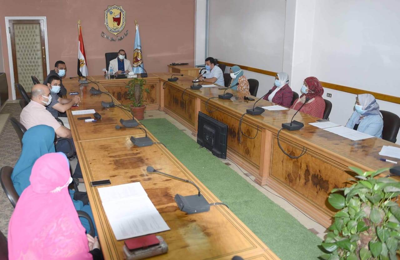 رئيس جامعة سوهاج يناقش آليات تفعيل أنظمة رصد وإظهار نتائج الطلاب إلكترونياً