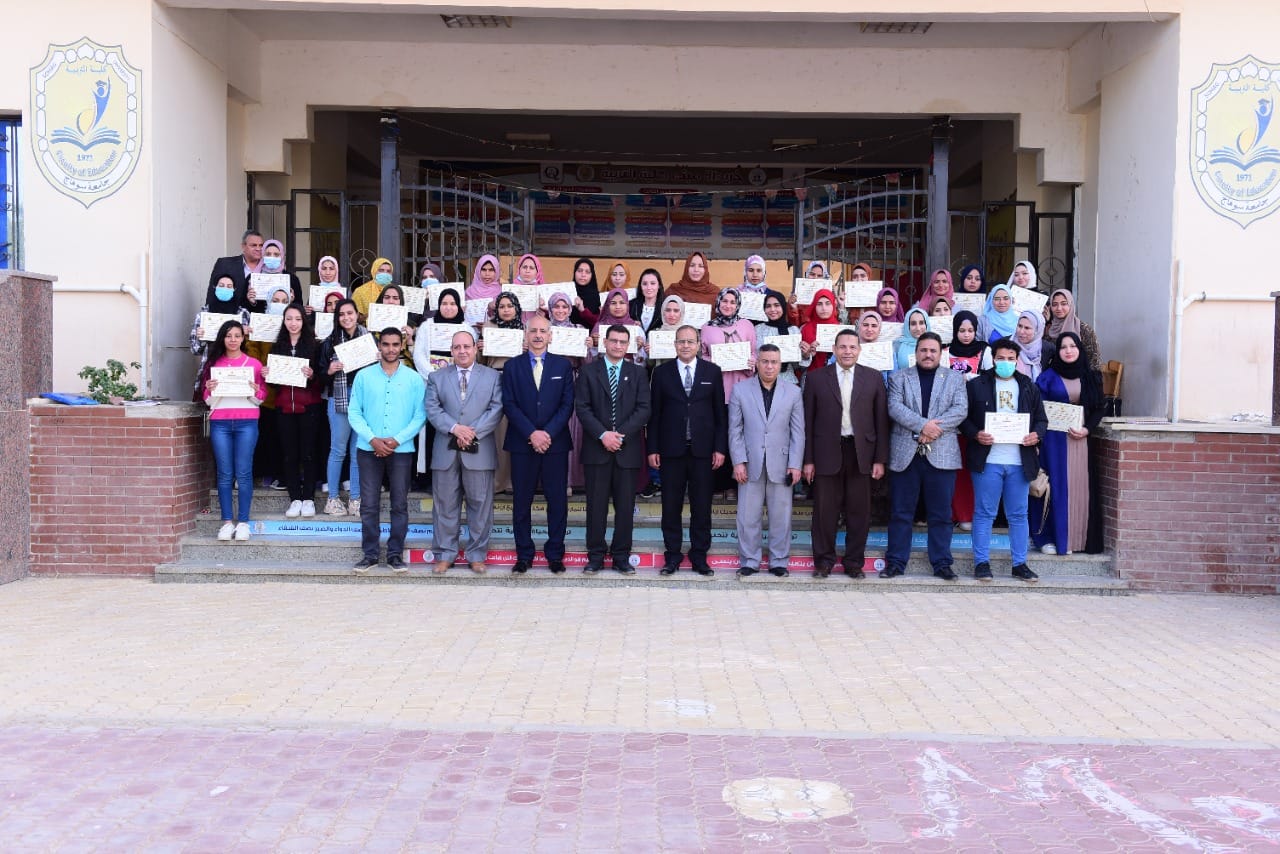 رئيس جامعة سوهاج يكرم ٥٠ طالب بالتربية لاجتيازهم دورة فنيات التدريس لتعليم الكبار