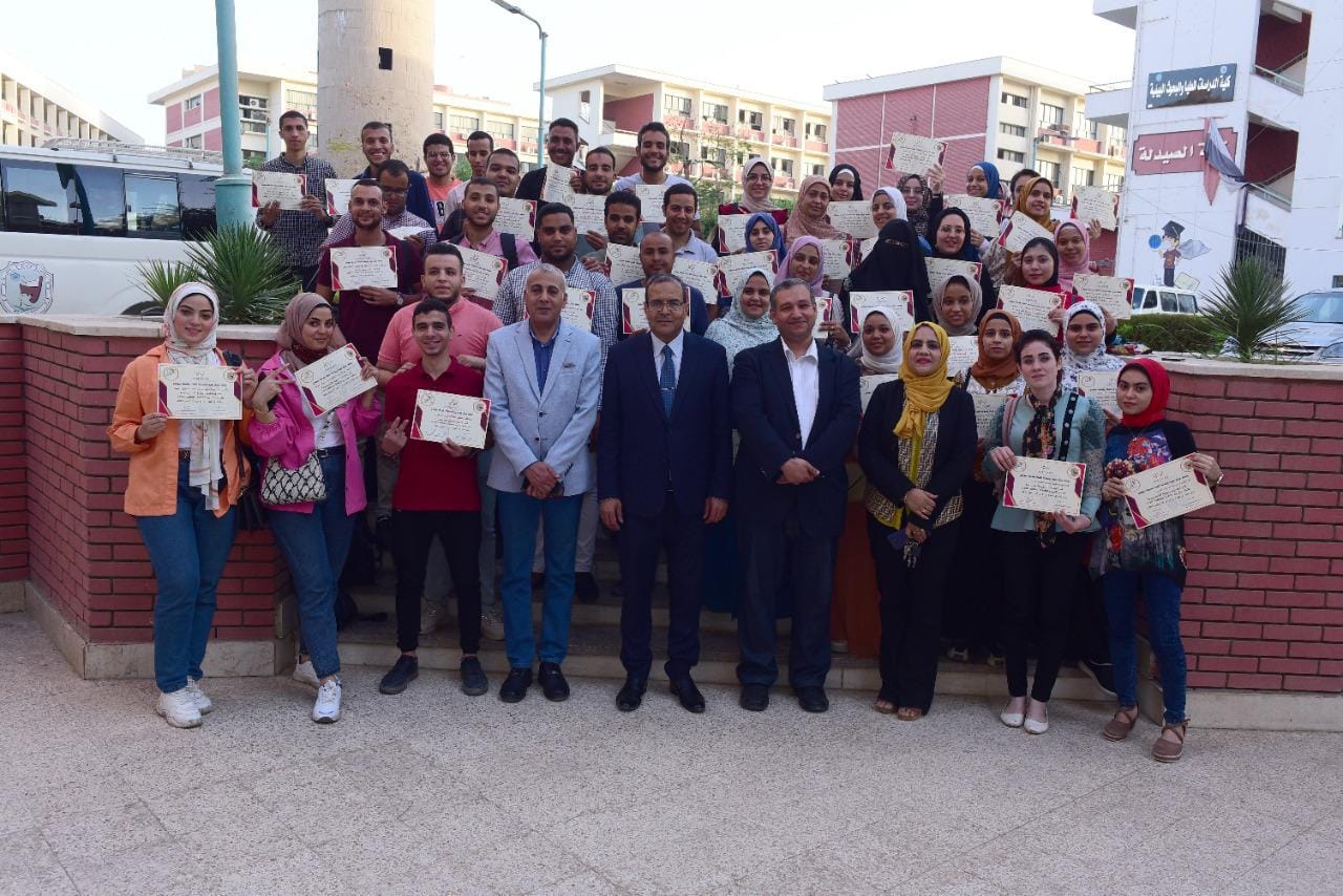 رئيس جامعة سوهاج يكرم متدربي دورة الايزو 22000، بمركز جودة وسلامة الغذاء
