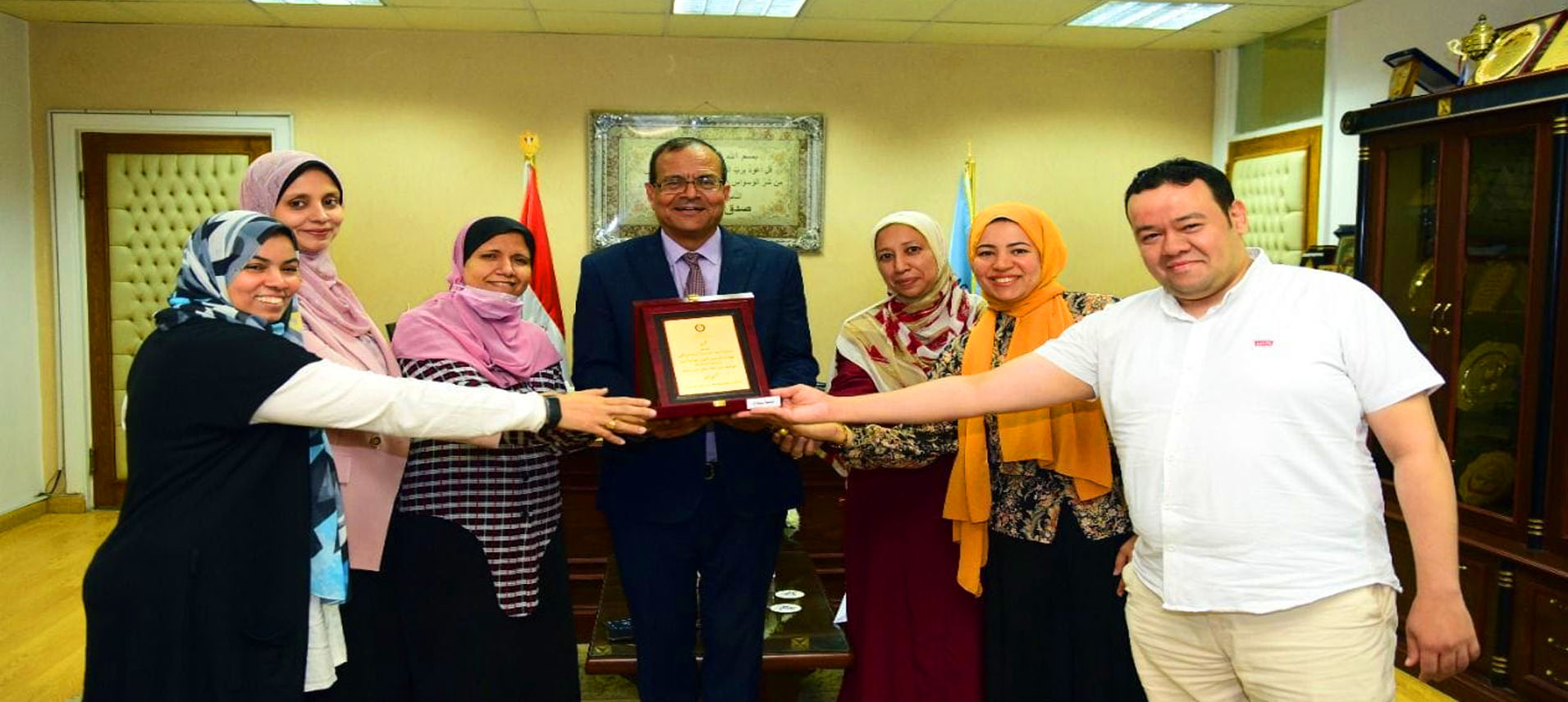 رئيس جامعة سوهاج يكرم فريق إدارة التموين الطبي والصيدليات بالمستشفى الجامعي لحصده المستوى الثانى فى برنامج حوكمة استخدام مضادات الميكروبات