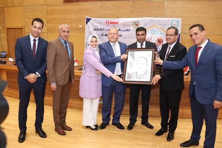 رئيس جامعة سوهاج يوجه الشكر للرئيس عبد الفتاح السيسي لاستجابته لطلب “فاطمة” ابنة الجامعة للقائه