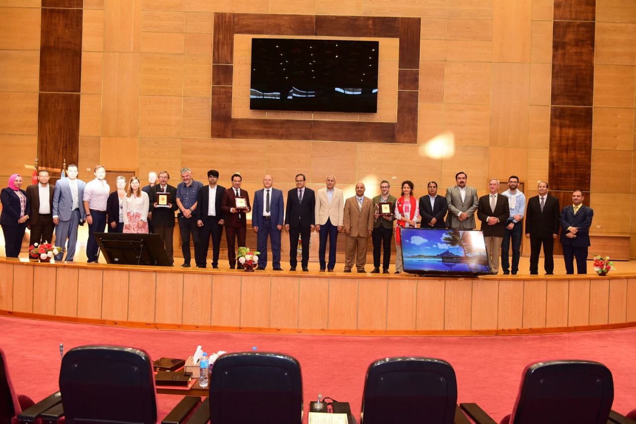 جامعة سوهاج تحتفل بختام فعاليات زيارة الوفد الهولندي البحثي وتكرم أعضائه