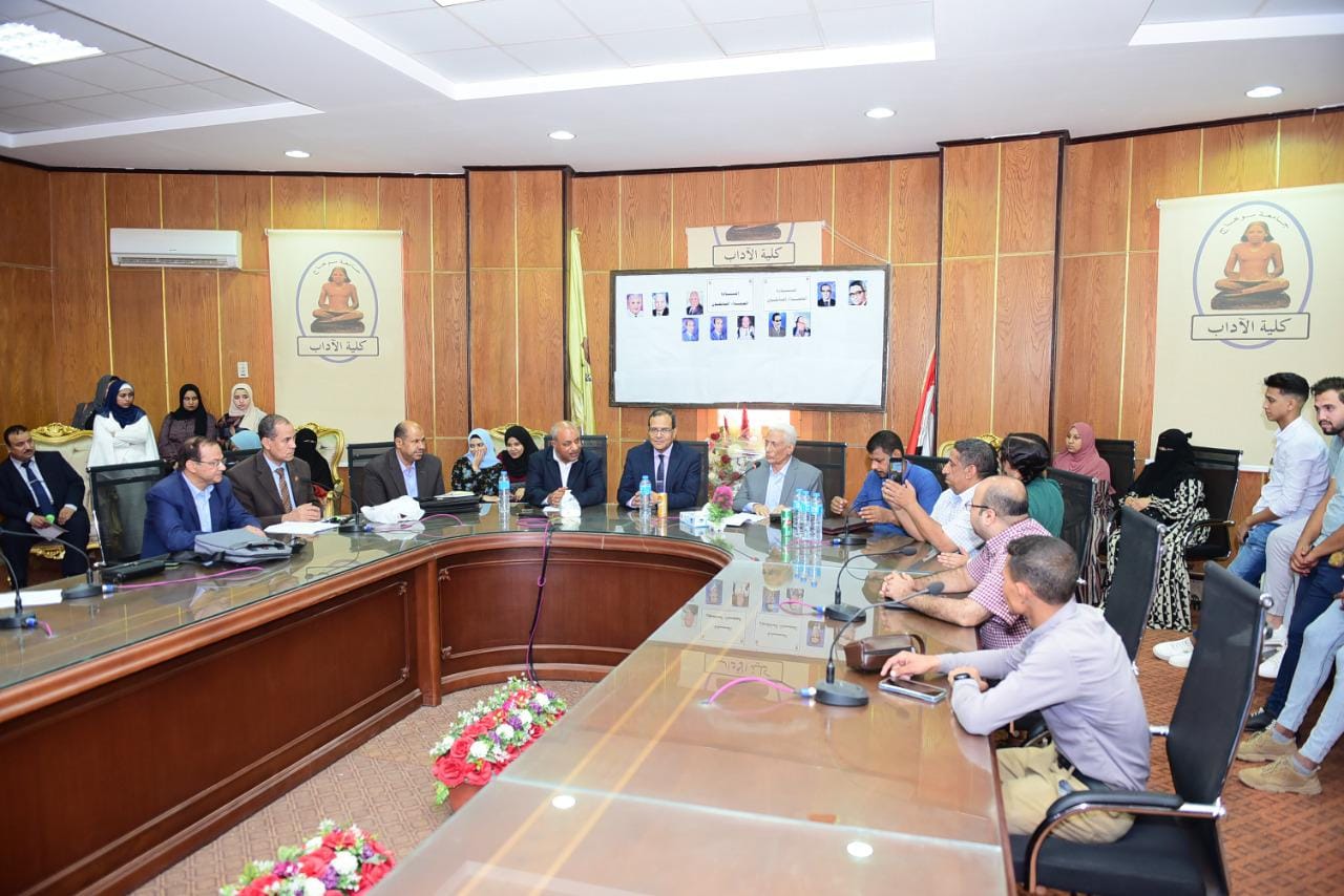 رئيس جامعة سوهاج يشهد ندوة أدبية بكلية الآداب عن حرب أكتوبر ويكرم أحد أبطالها