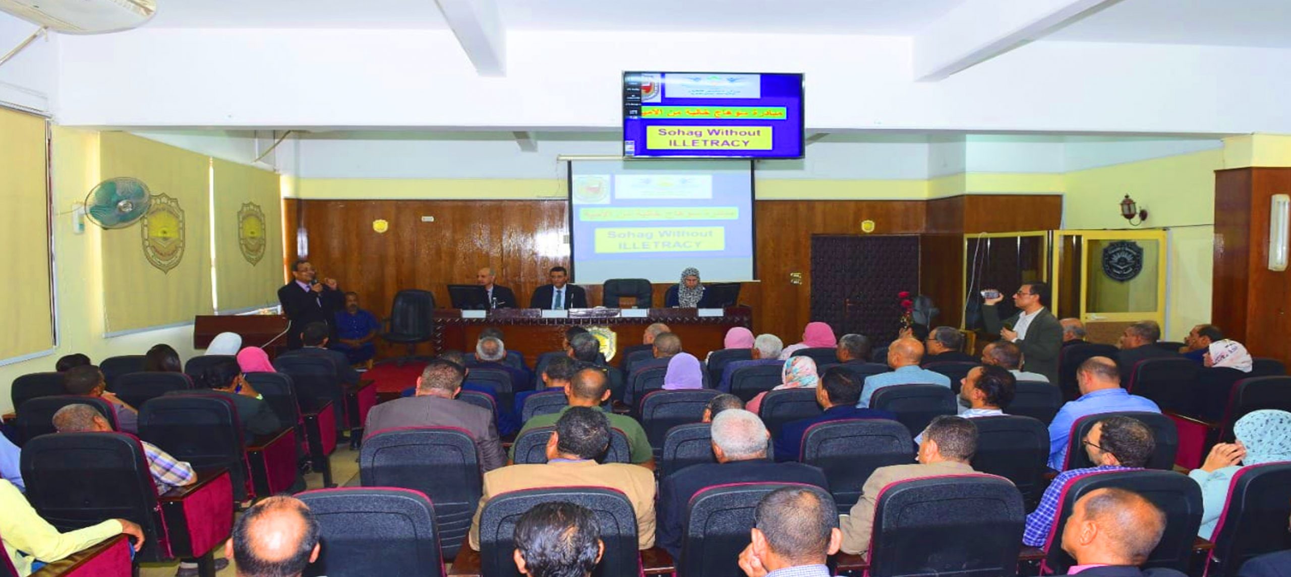 رئيس جامعة سوهاج يجتمع مع الرئيس التنفيذي للهيئة العامة لتعليم الكبار وقيادات الفروع بصعيد مصر