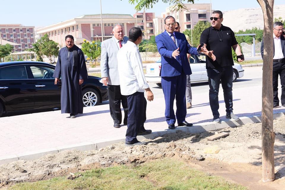 ضمن مبادرة اتحضر للأخضر..رئيس جامعة سوهاج يواصل متابعة أعمال التشجير بالمقر الجديد