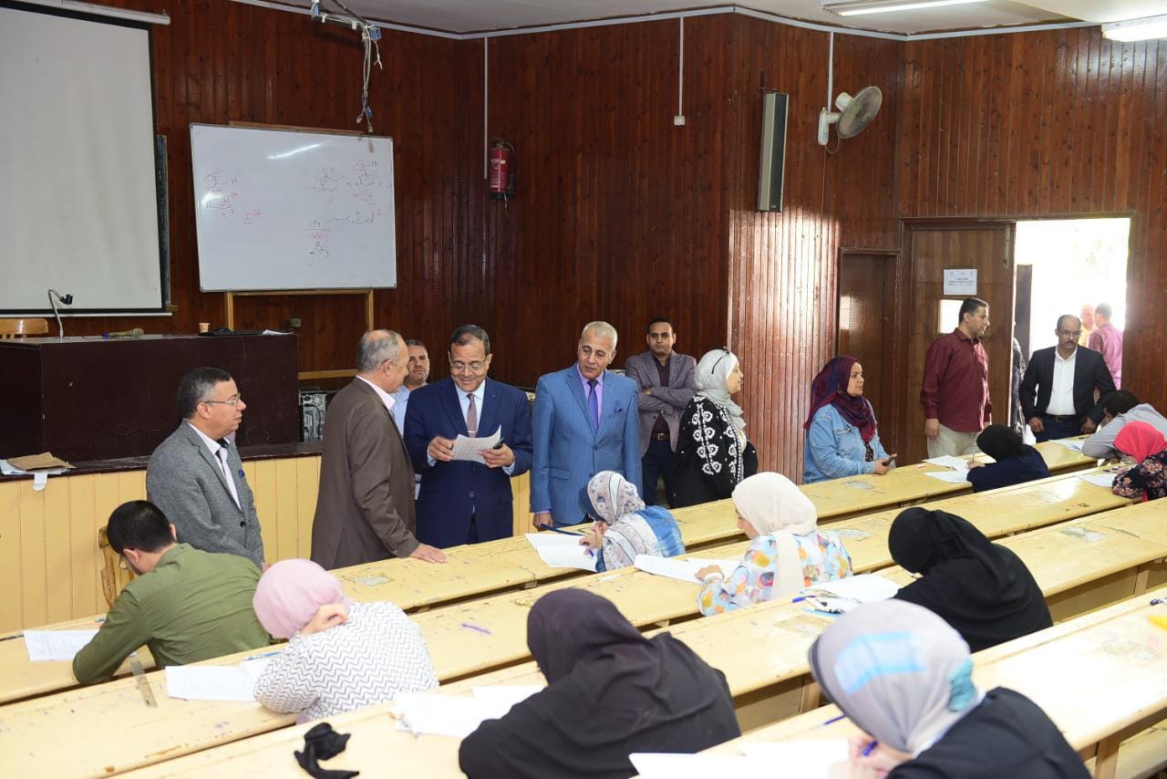 رئيس جامعة سوهاج يتفقد أعمال امتحانات الفرقة السادسة لطلاب الطب البشري