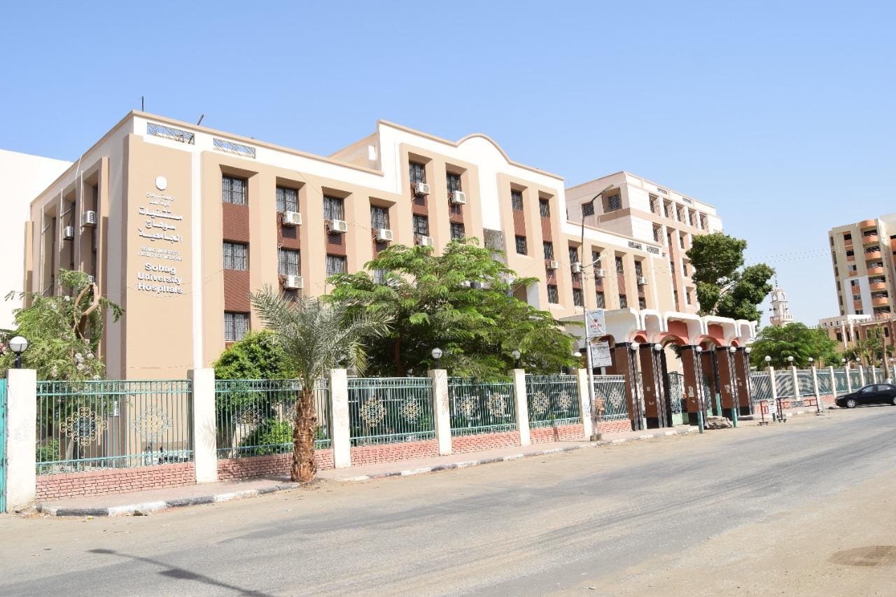 مستشفي سوهاج الجامعي تستقبل أكثر من ١٠٠ ألف مريض خلال العشرة شهور الماضية، وتجري أكثر من ١٧ ألف عملية جراحية خلال ثلاثه أشهر.