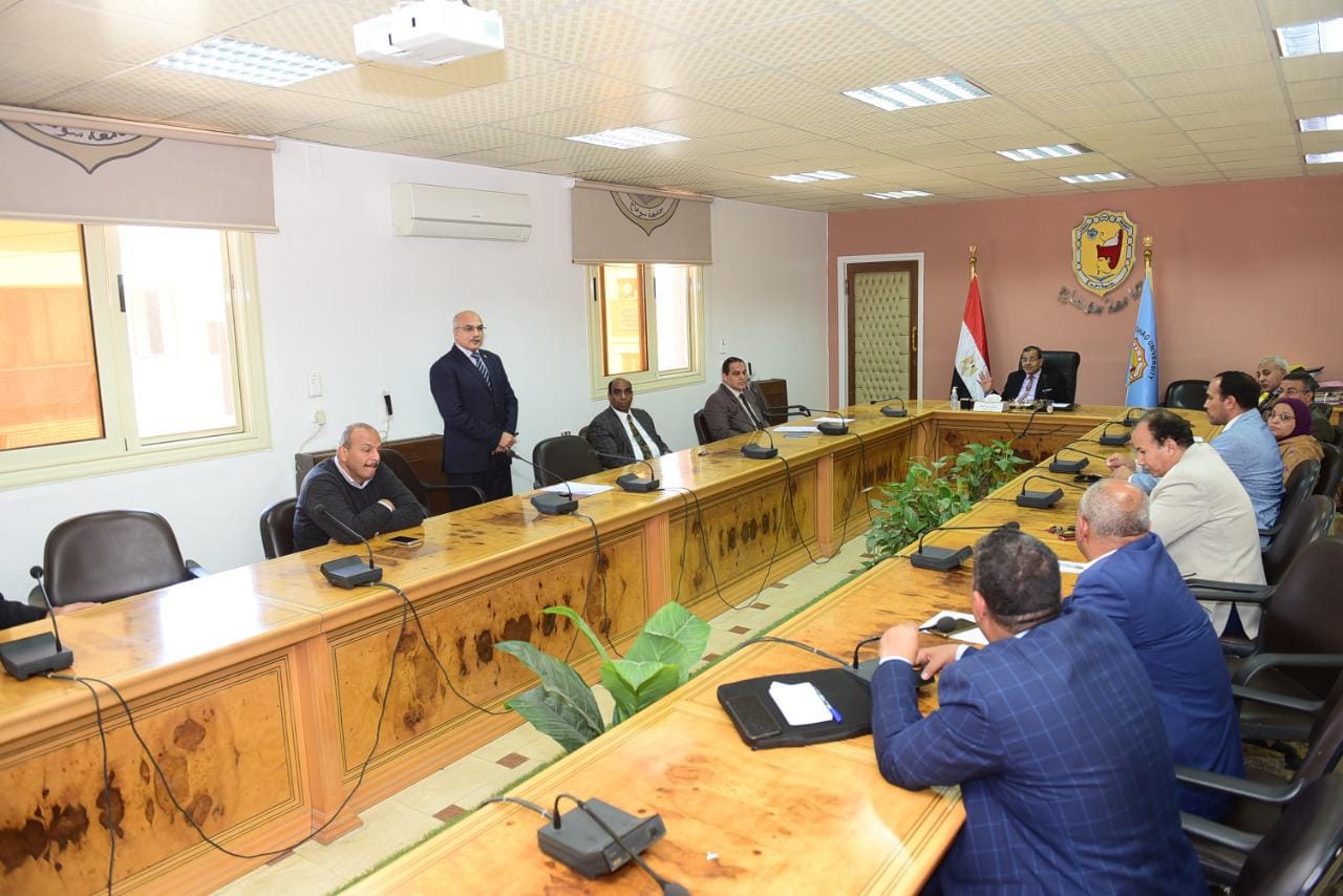 رئيس جامعة سوهاج يناقش آخر استعدادات الكليات للتقدم لمنح شهادة الايزو