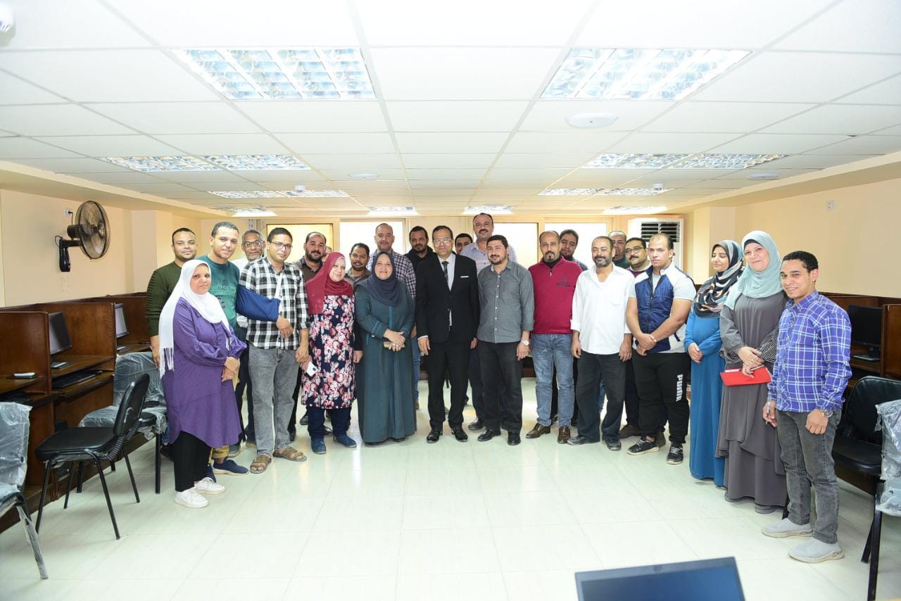 تطبيقاً للتحول الرقمي..جامعة سوهاج تواصل برامجها التدريبية للجهاز الإداري عن أساسيات الحاسب الآلي