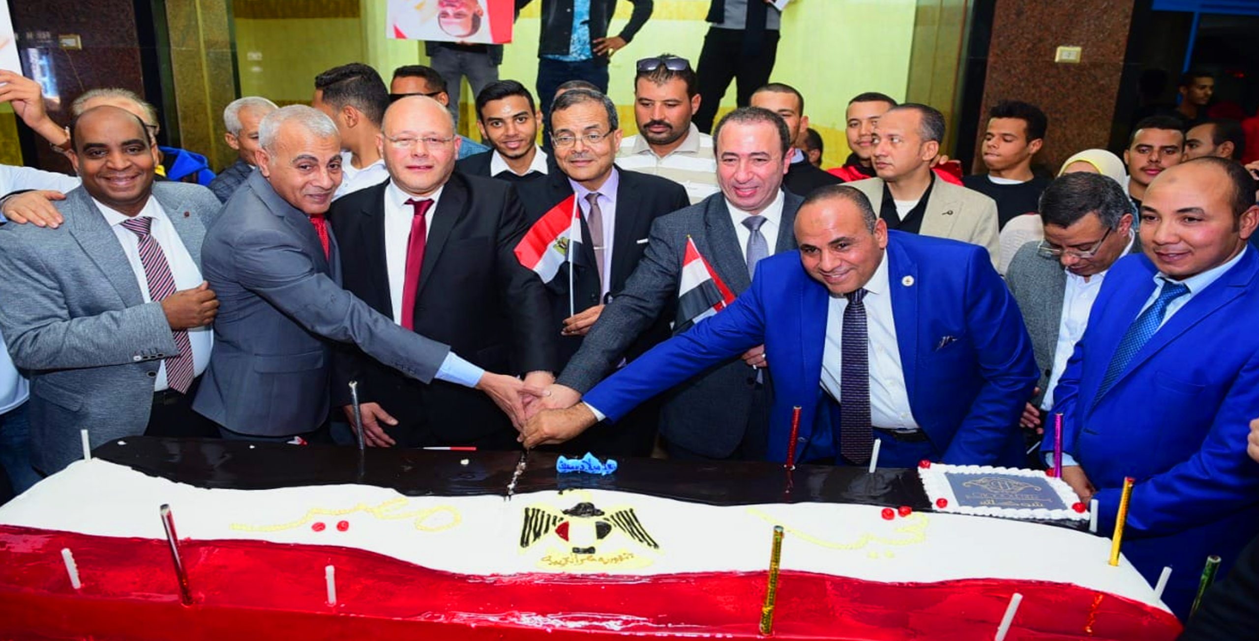 بالإعلام والهتافات..طلاب من أجل مصر بجامعة سوهاج تبعث رسالة حب وتقدير للرئيس عبد الفتاح السيسي رئيس الجمهورية.