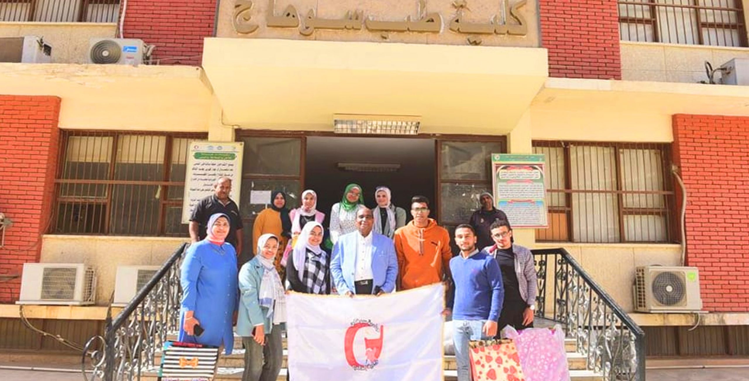 طلاب كلية طب سوهاج يدخلون البهجة والسرور علي نزلاء دار المسنين بالمحافظة