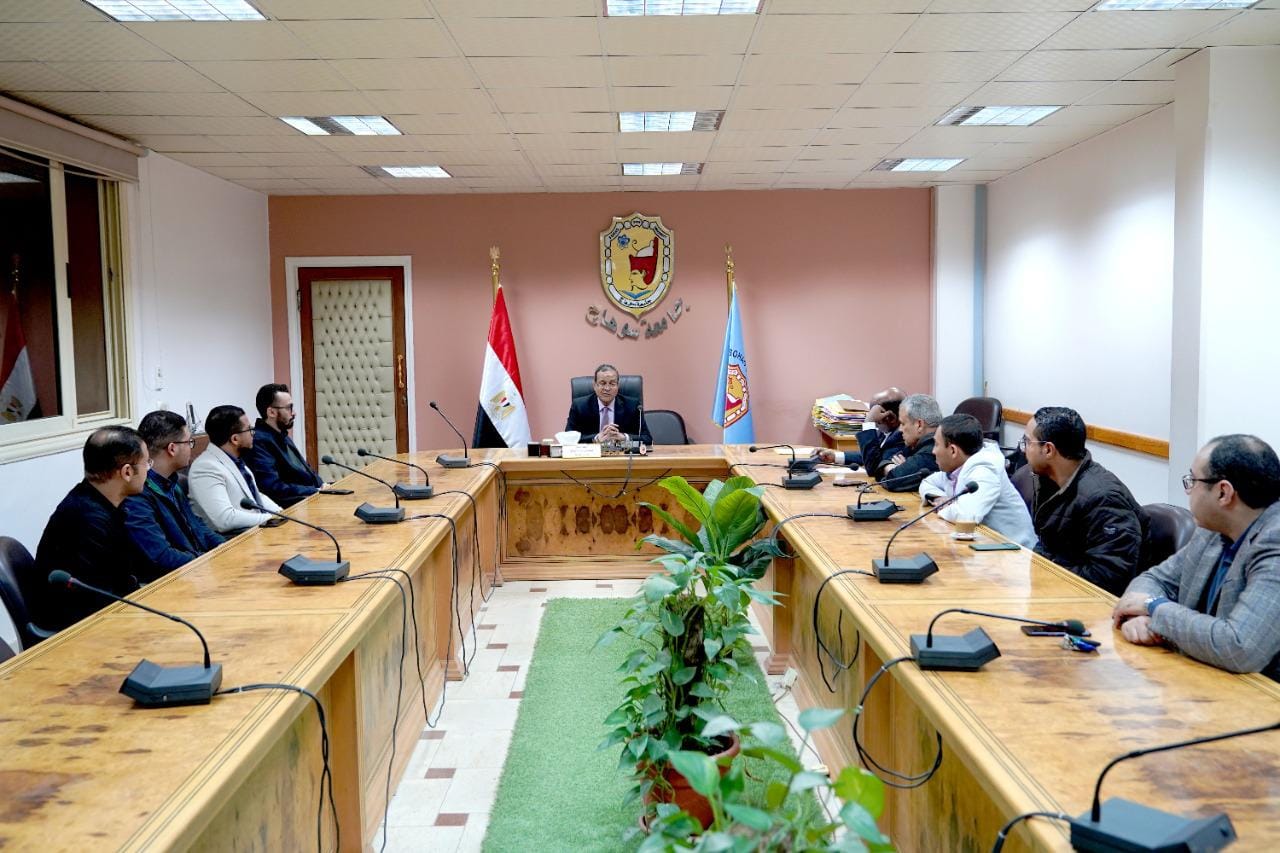 رئيس جامعة سوهاج يجتمع بفريق إدارة المستشفيات الجامعية ويعلن عن مسابقة أفضل قسم اكلينيكي