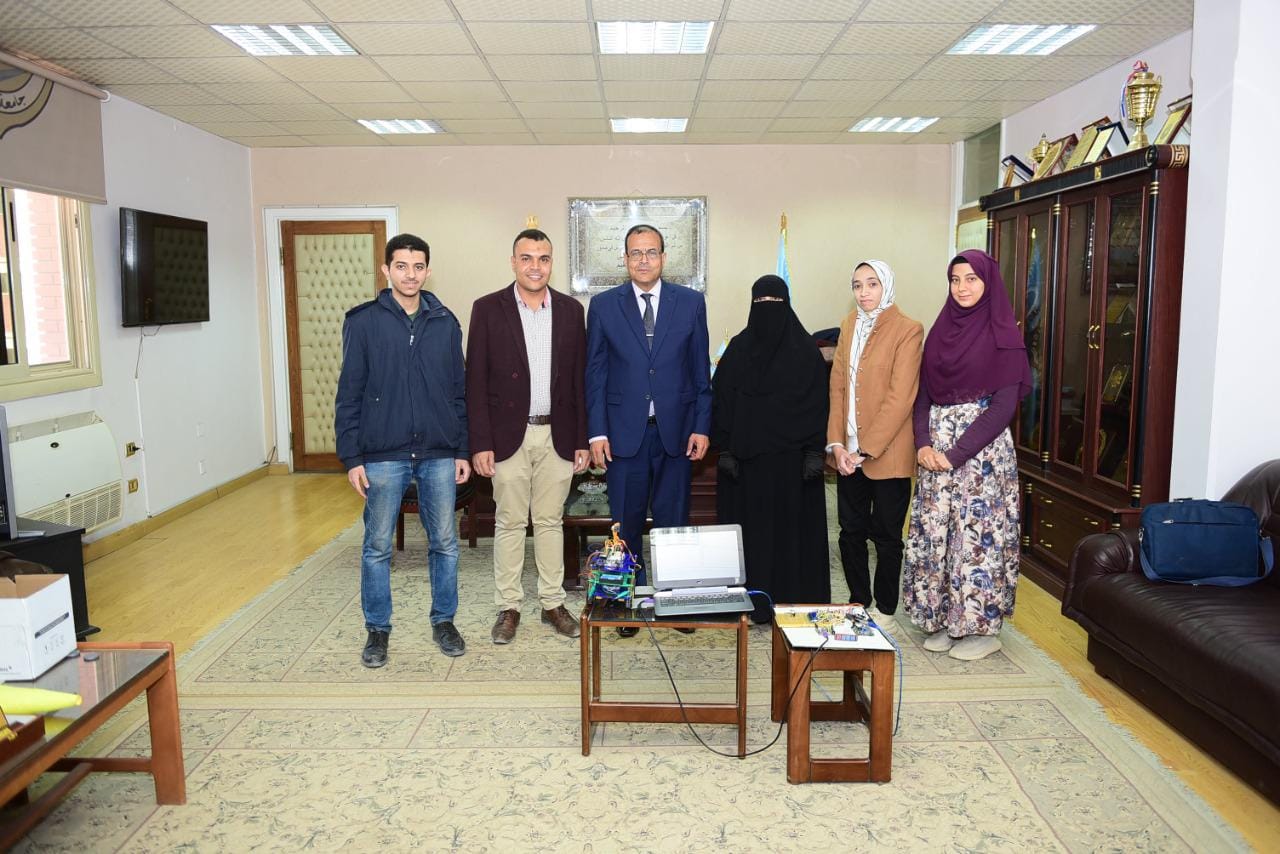 رئيس جامعة سوهاج يكرم طلاب كلية العلوم لتصميمهم سيارة ذاتية الحركة و كاشف الإشعاعات*