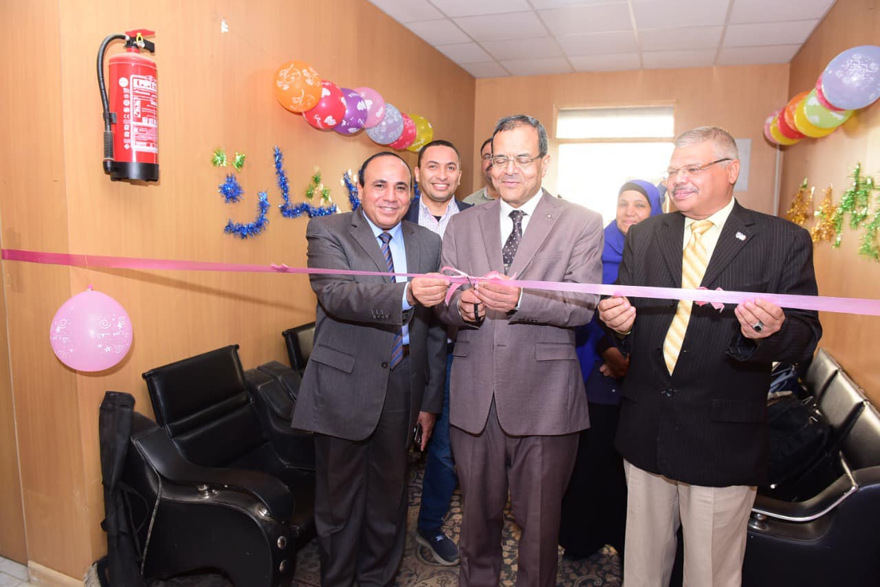 رئيس جامعة سوهاج يفتتح ورشة لغة الإشارة المتخصصة في الطب والتمريض بمركز نور البصيرة