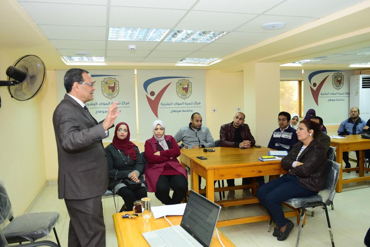 رئيس جامعة سوهاج يشهد فعاليات البرنامج التدريبي لنظام الدراسة والامتحانات وفق الساعات المعتمدة