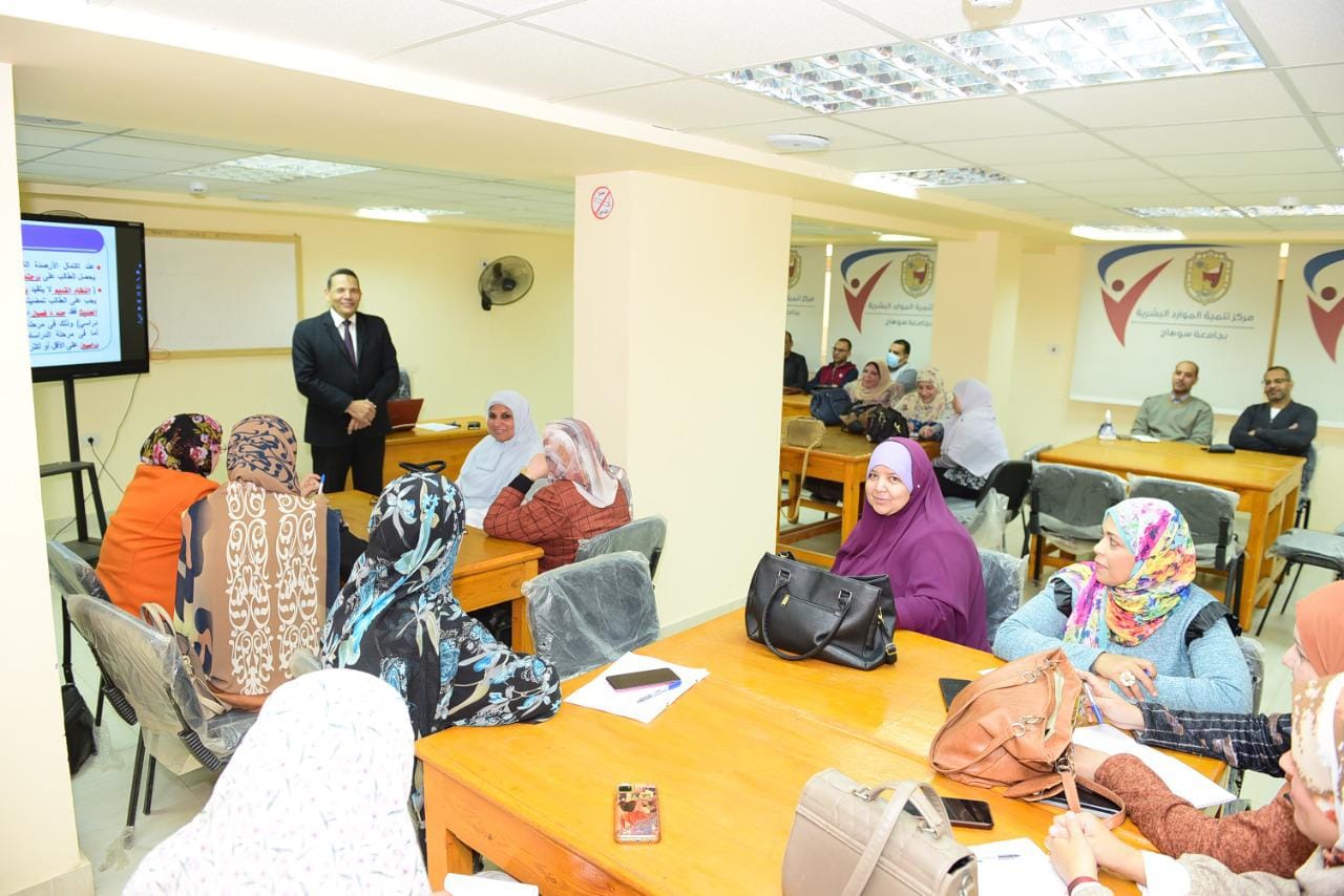 جامعة سوهاج تنظم برنامج تدريبي عن نظام الساعات المعتمدة للعاملين بقطاع الدراسات العليا