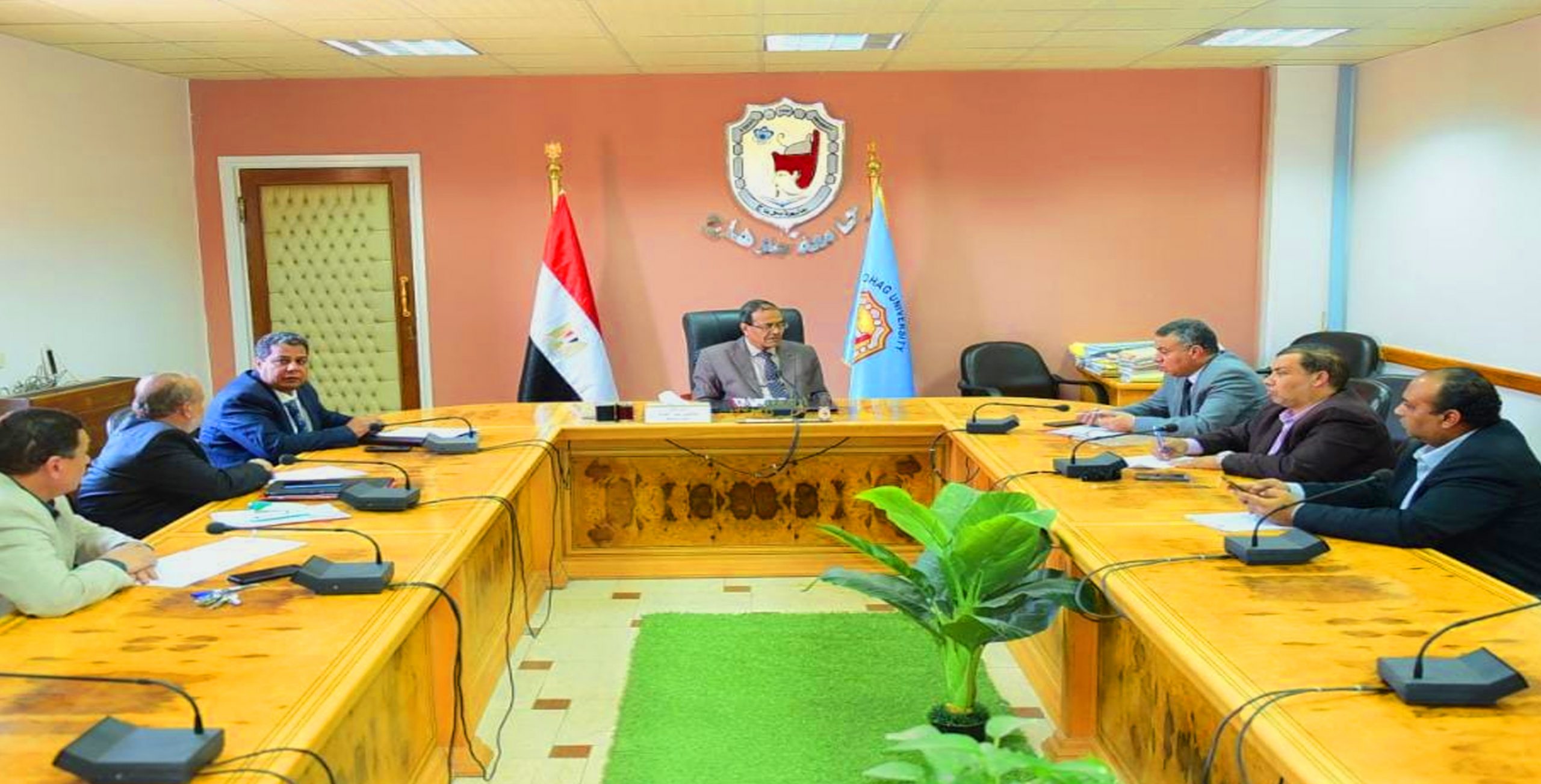 رئيس جامعة سوهاج يترأس الاجتماع الأول لوحدة مكافحة الآفات بكلية الزراعة لمناقشة جدول الأعمال