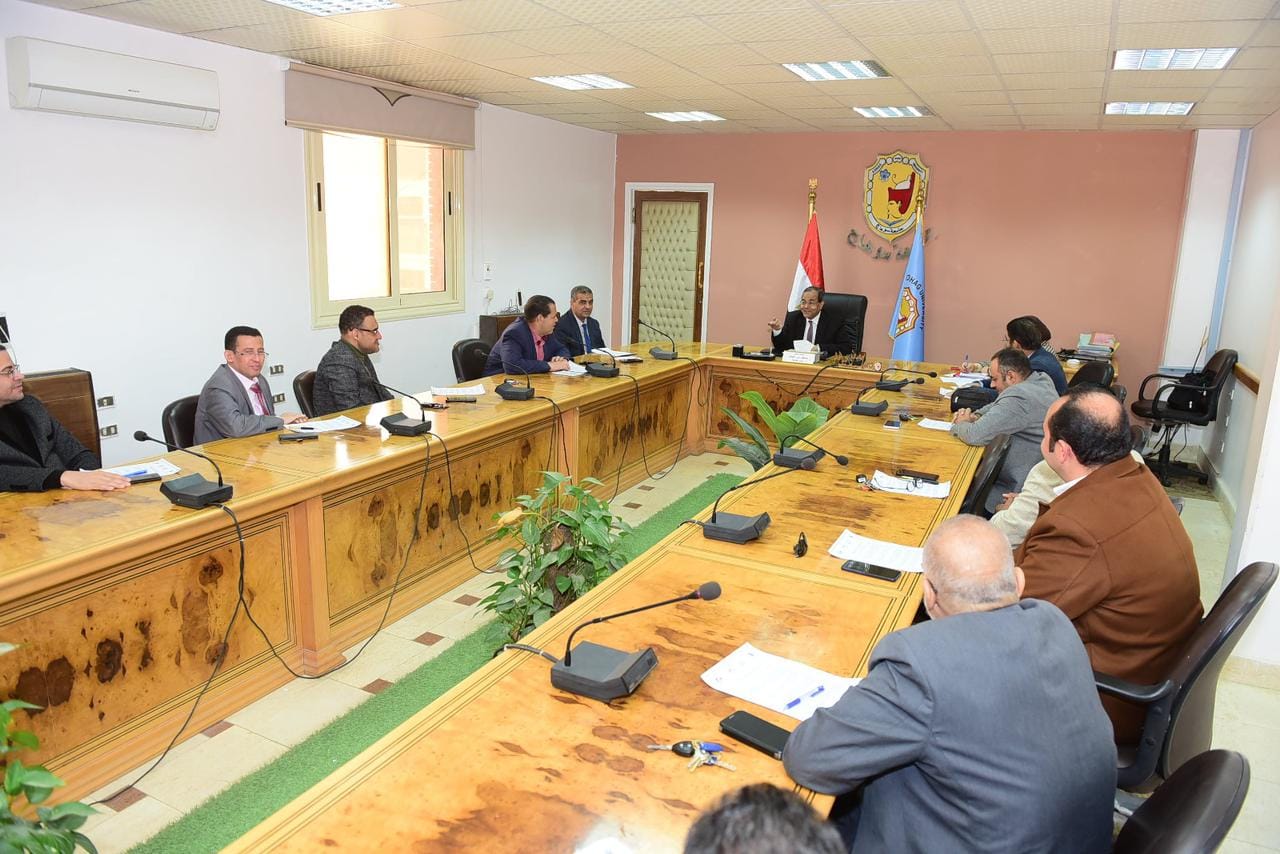 رئيس جامعة سوهاج يؤكد على ضرورة تحسين الخدمات
