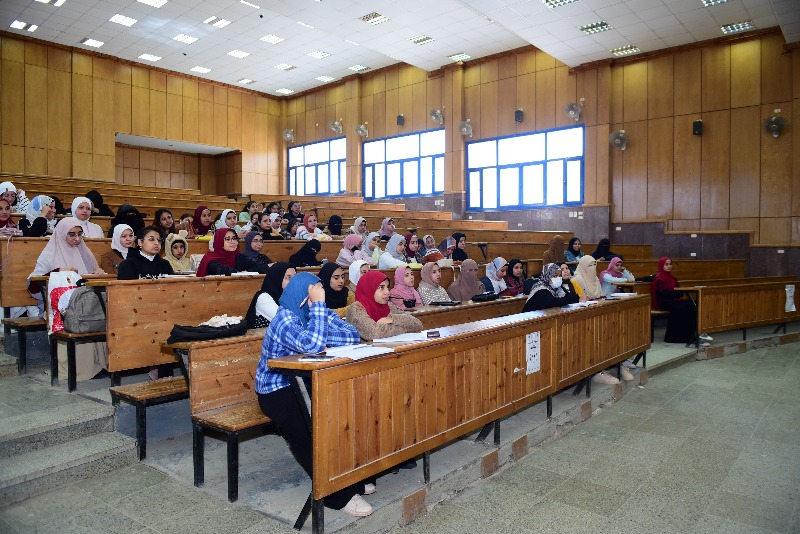 رئيس جامعة سوهاج يتابع سير العملية التعليمية في اليوم الثاني بالفصل الدراسي الثاني.. ويؤكد على ضرورة تهيئة البيئة التعليمية المناسبة للطلاب