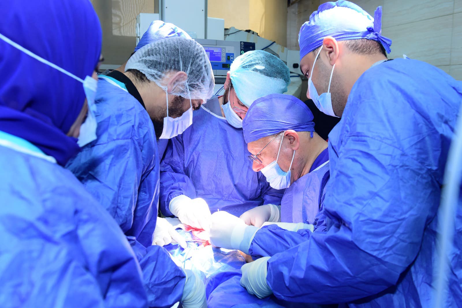 رئيس جامعة سوهاج يجري عملية جراحية دقيقة استغرقت ٩ ساعات لطفلة مصابة بشلل ولادي بإعادة توصيل الأعصاب المقطوعة بواسطة الميكروسكوب الجراحي