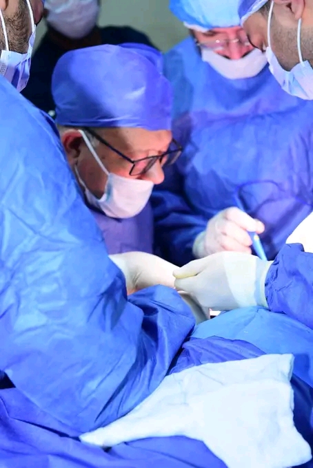 رئيس جامعة سوهاج يواصل إجراء عملياته الجراحية لطفلة مصاب بشلل ولادي بتطويل العضلات الأمامية للكتف ونقل الاوتار
