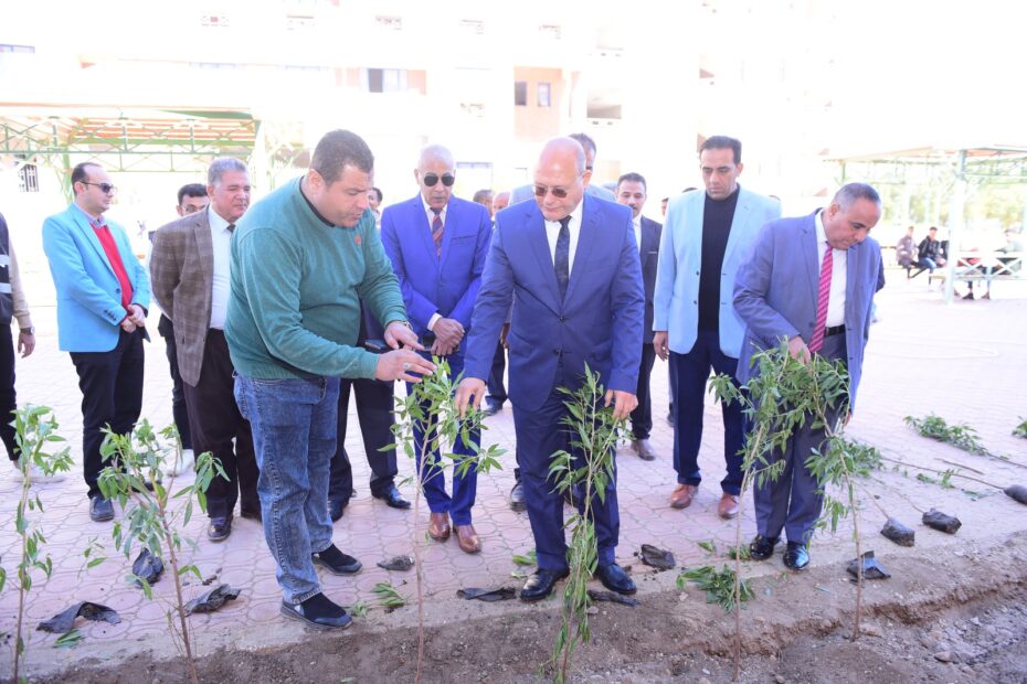 تنفيذاً للمبادرة الرئاسية 100 مليون شجرة.. النعماني يستكمل زراعة أشجار الزينة والمثمرة بمقر جامعة سوهاج الجديد