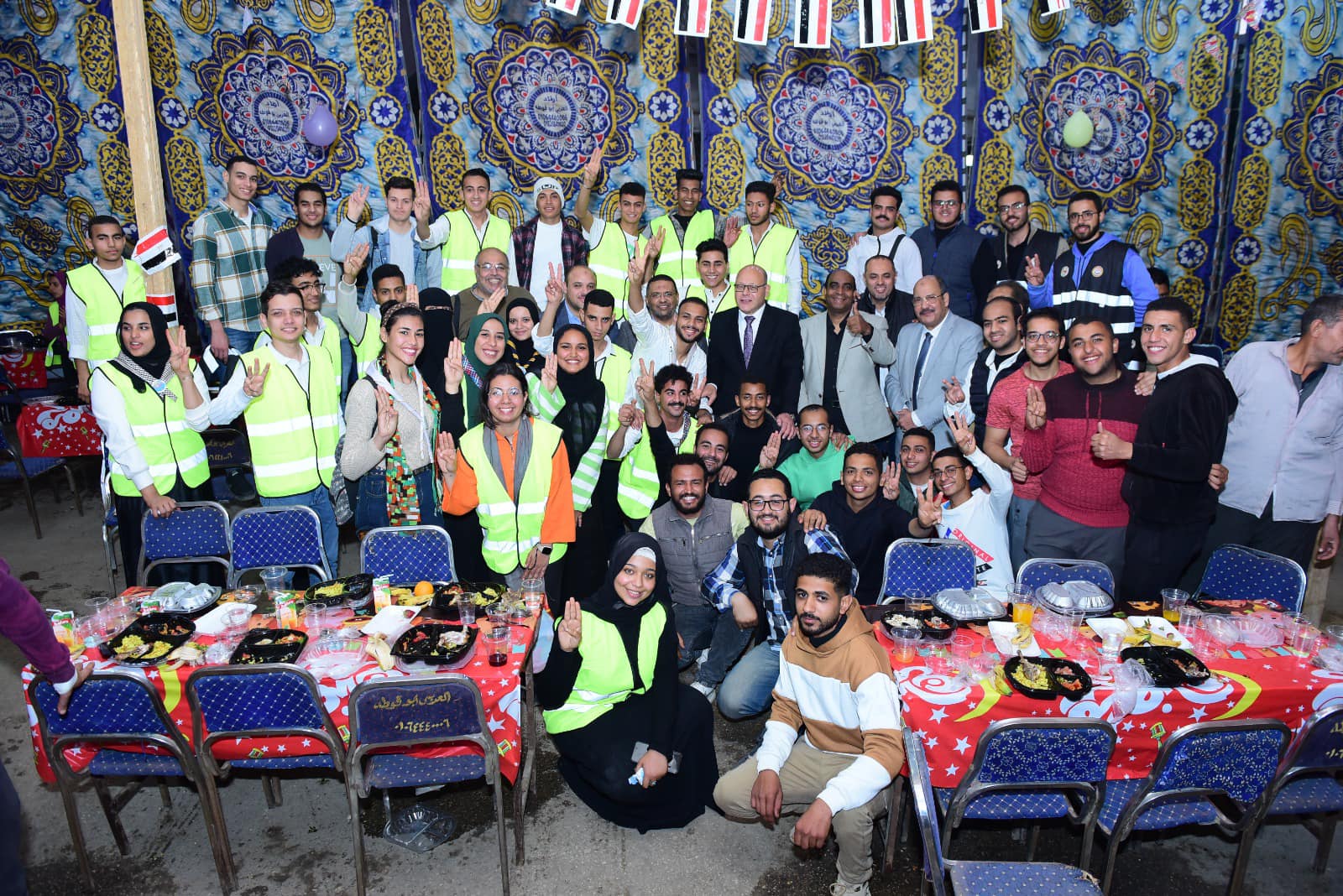 النعماني يشارك رفقاء الخير بإفطار رمضان عقب توزيع ١٠٠٠ وجبه علي مرضي مستشفيات جامعة سوهاج