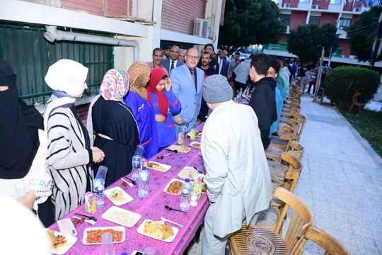 رئيس جامعة سوهاج يشارك طلاب علوم مائدة إفطار رمضان
