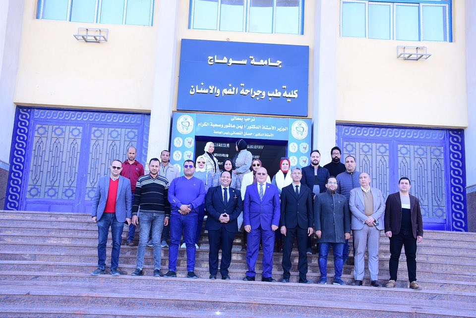 رئيس جامعة سوهاج يتفقد مستشفى طب وجراحة الفم والأسنان استعدادًا لبدء التشغيل التجريبي