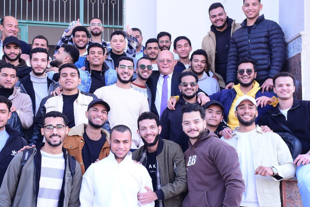 رئيس جامعة سوهاج يتفقد الامتحانات بأكبر مركز للإختبارات الإلكترونية