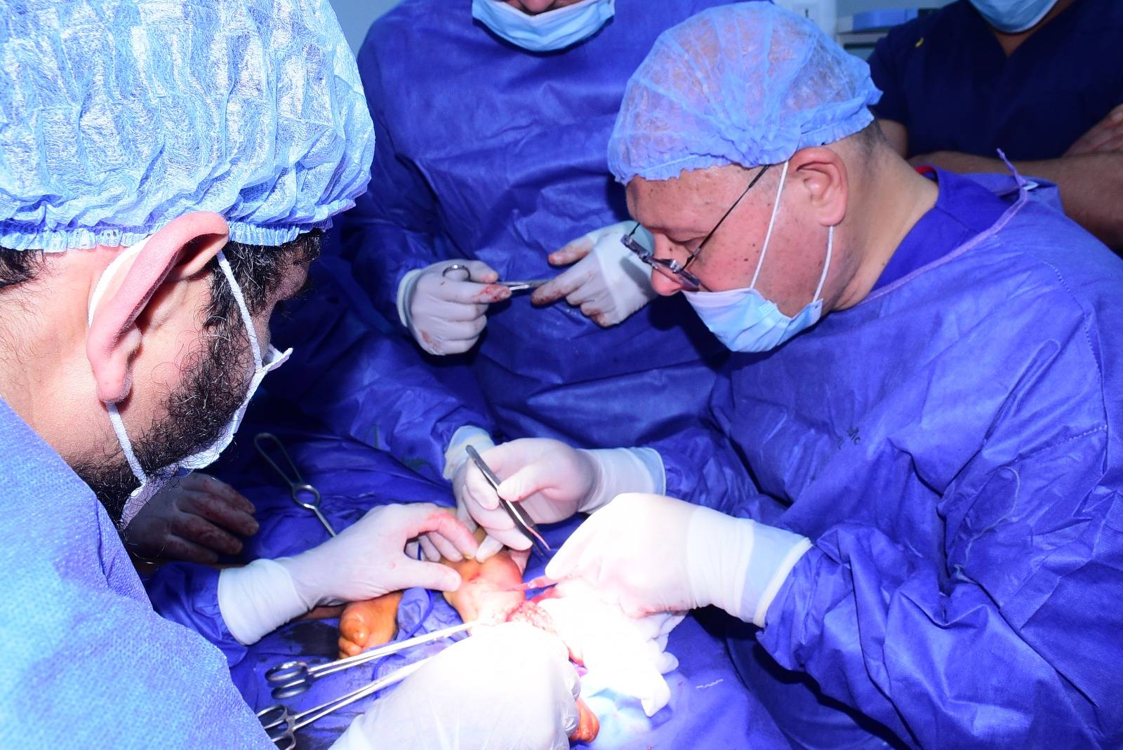 إنجاز جراحي متقدم لفريق طبي يقودة رئيس جامعة سوهاج