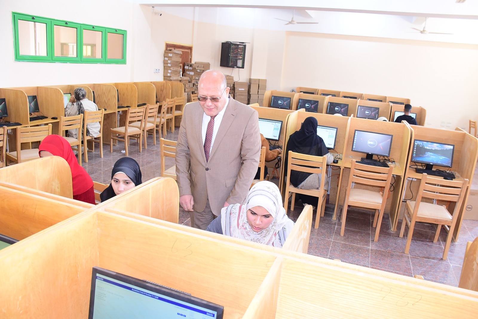 3497 طالب وطالبة يؤدون امتحانات كلية التمريض بسوهاج بمركز الاختبارات الإلكترونية