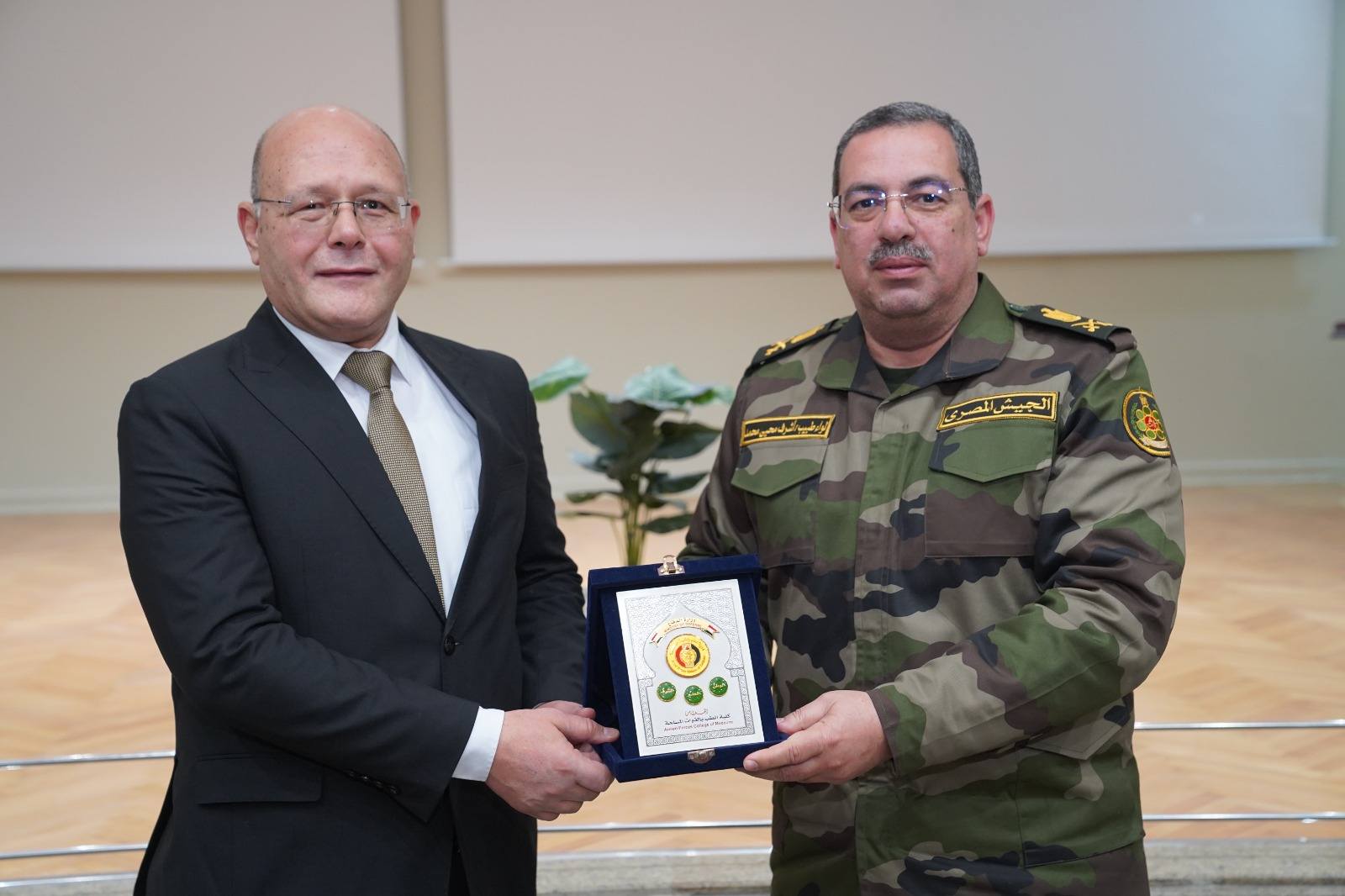 شراكة استراتيجية لتأهيل أطباء المستقبل.. لاول مرة زيارة ميدانية متميزة لطلاب جامعة سوهاج لكلية الطب العسكري