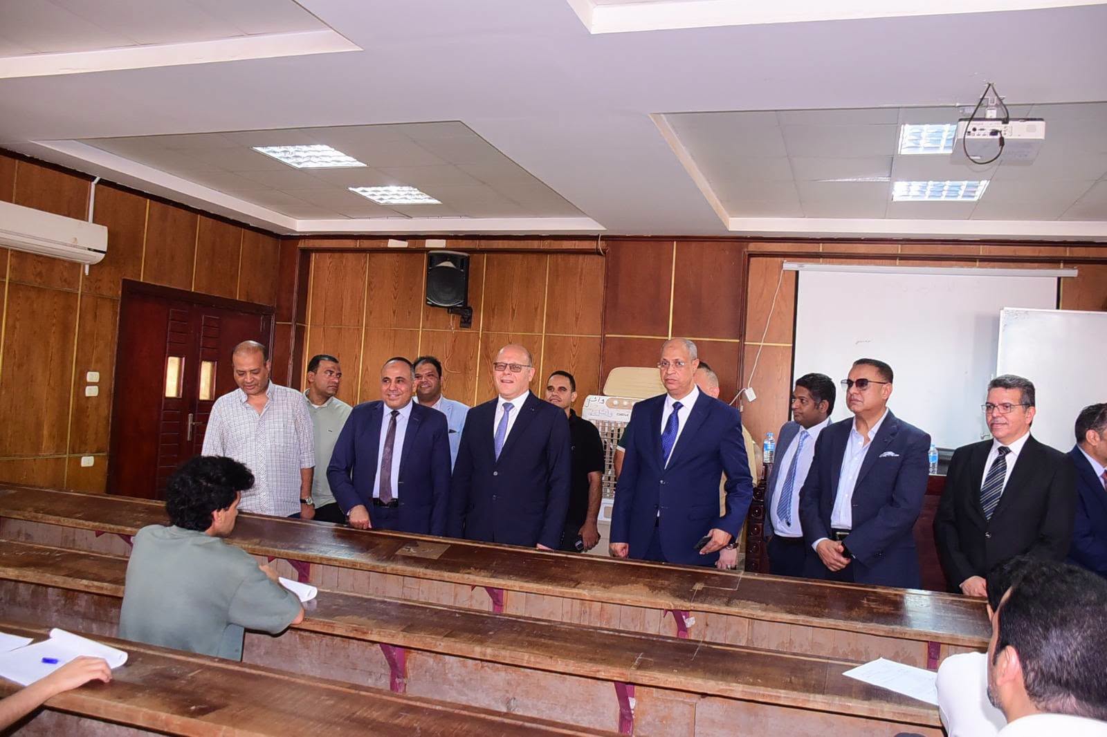 736 طالبًا وطالبة يؤدون امتحانات الدراسات العليا بكلية التجارة.. ورئيس جامعة سوهاج يطمئن على انتظام اللجان